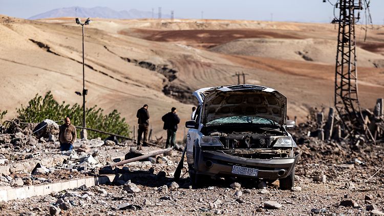 Ein zerstörtes Auto nach einem türkischen Luftangriff in der syrischen Provinz Al-Hasaka.