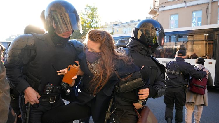 Normalerweise gehen die Sicherheitskräfte hart gegen Antikriegsproteste vor - hier am 24. September in St. Petersburg.