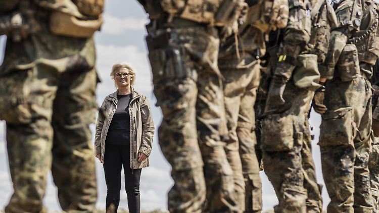 Abziehen, bleiben oder beides: Verteidigungsministerin Lambrecht besucht im Juli die Truppe in Mail.