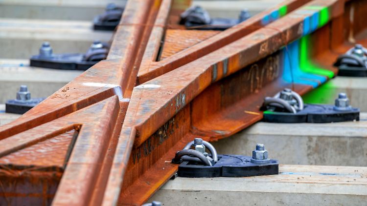 Ein Herstellungsfehler bei den Betonschwellen soll das Zugunglück in Garmisch mitverursacht haben. 