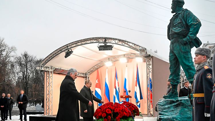  Kremlchef Wladimir Putin enthüllte im Beisein von Kubas Präsident Miguel Díaz-Canel ein drei Meter hohes Bronze-Denkmal für den kubanischen Revolutionsführer Fidel Castro.