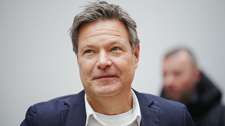 Anders als frühere Turniere sei die WM in Katar politisch, sagt Habeck. 