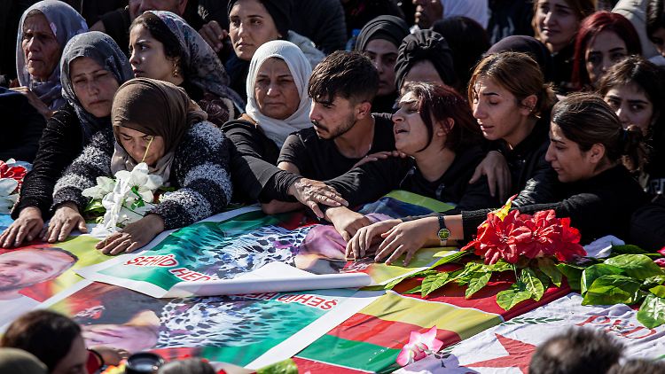 Trauer um die Opfer eines türkischen Luftschlags in Nordsyrien. 