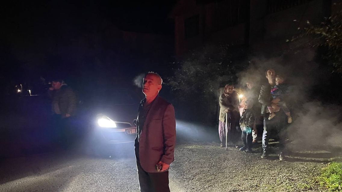 Das Erdbeben reißt die Menschen aus dem Schlaf. In der Provinz Düzce verlassen Menschen ihre Wohnungen und suchen erstmal draußen Schutz.