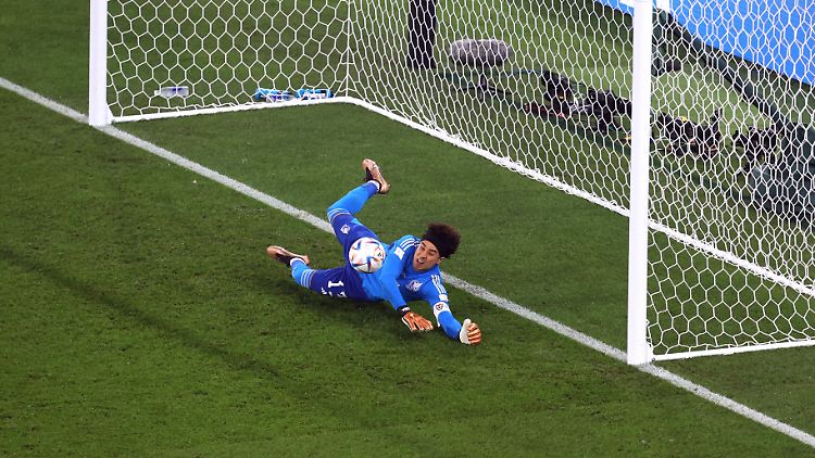 Er hat ihn! Guillermo Ochoa pariert den Elfmeter von Robert Lewandowski.