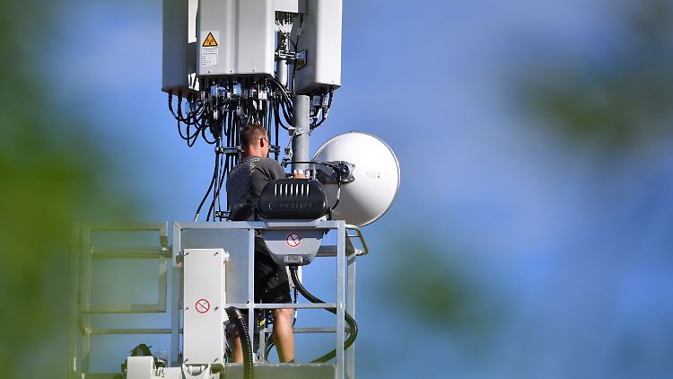 Einem Bericht zufolge ist O2 erst bei 45, die Telekom bei 28 und Vodafone bei 12 neuen Funkstationen. Geplant waren insgesamt 500 bis Jahresende.