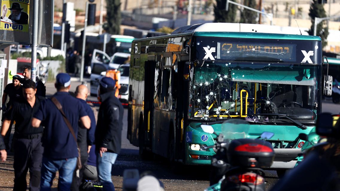 An zwei Bushaltestellen in und bei Jerusalem kommt es am Morgen zu Explosionen.