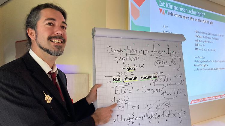Lieven L. Litaer gibt seit 20 Jahren Klingonisch-Kurse.