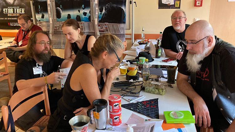 Schülerinnen und Schüler sitzen über ihren Unterrichtsmaterialien. Das Interesse an Klingonisch-Kursen ist während der Pandemie gestiegen.
