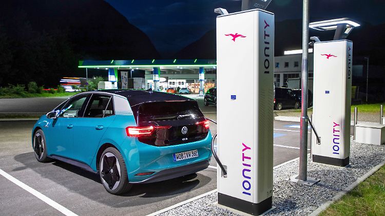 Das Bild ladender Elektroautos wird man in Zukunft öfter sehen.