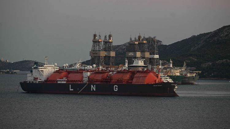 LNG wird unter Druck tiefgekühlt, flüssig per Schiff transportiert, angelandet, erwärmt, wieder in Gas verwandelt und dann in die Gasleitungen gepumpt. (Archivbild)
