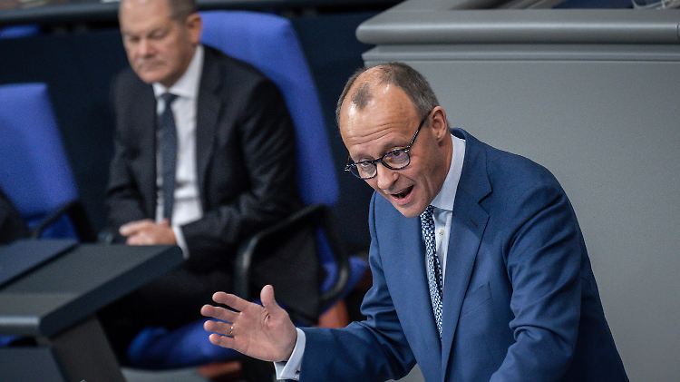 CDU-Chef Friedrich Merz zieht bei der Generaldebatte im Bundestag vom Leder.