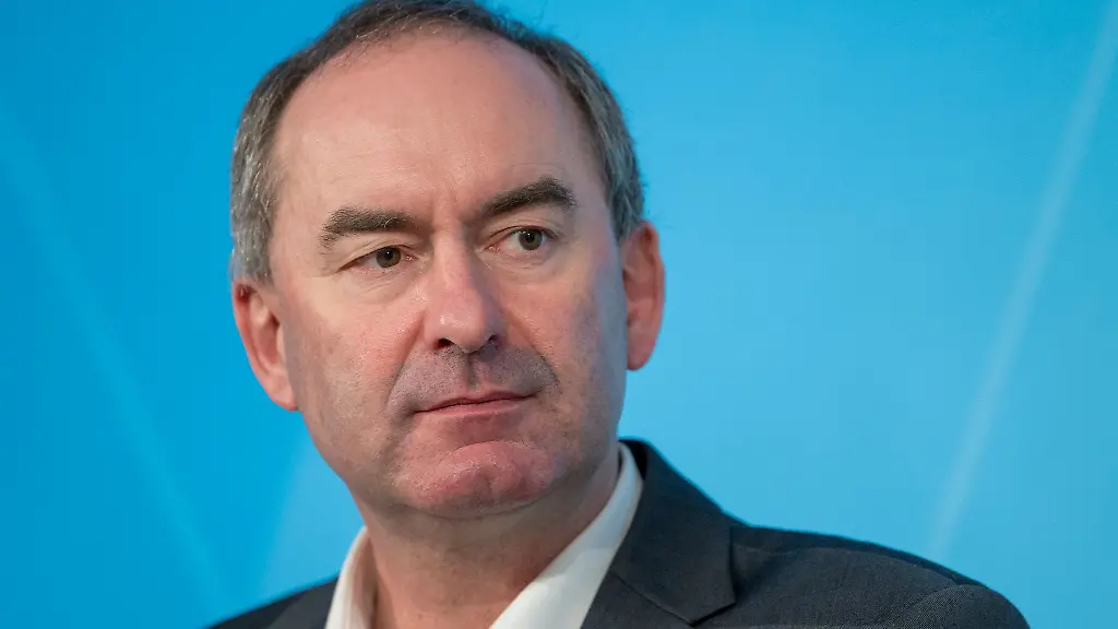 Hubert-Aiwanger-Freie-Waehler-stellvertretender-Ministerpraesident-und-bayerischer-Wirtschaftsminister-nimmt-nach-der-Sitzung-des-bayerischen-Kabinetts-an-einer-abschliessenden-Pressekonferenz-teil