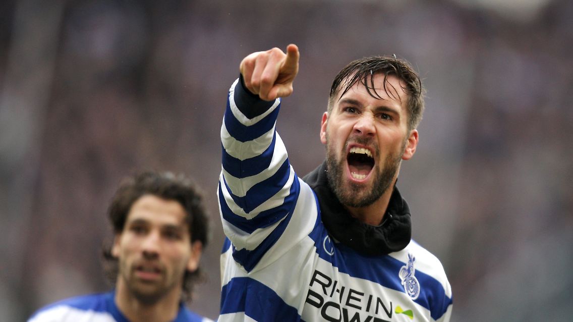 Da geht's lang: Duisburgs Torschütze Stefan Maierhofer zeigt es nach seinem Tor zum 2:1 an.