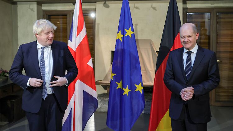 Großbritanniens Ex-Premier Johnson mit Bundeskanzler Olaf Scholz. 