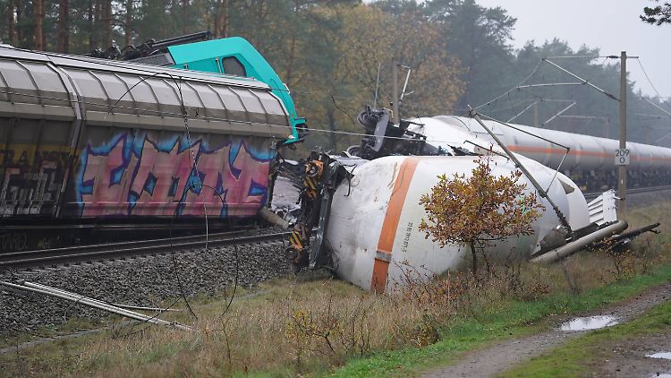 Einsatzkräfte mussten infolge des Unfalls austretendes Gas teilweise abfackeln.