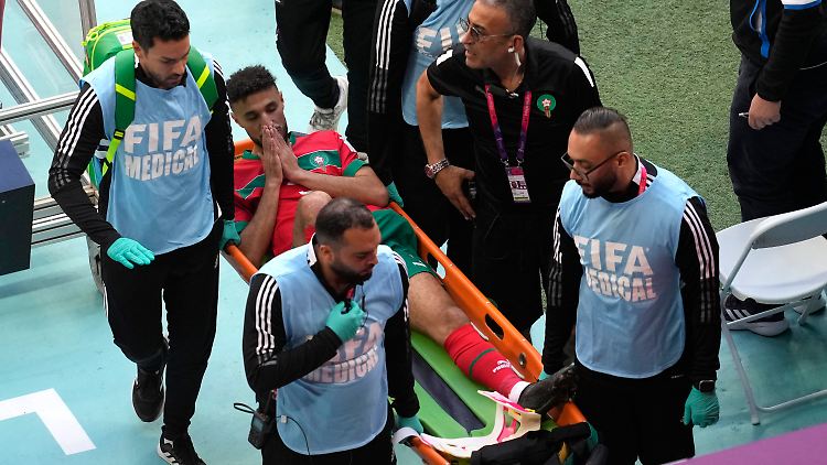 Mazraoui musste mit der Trage vom Feld.