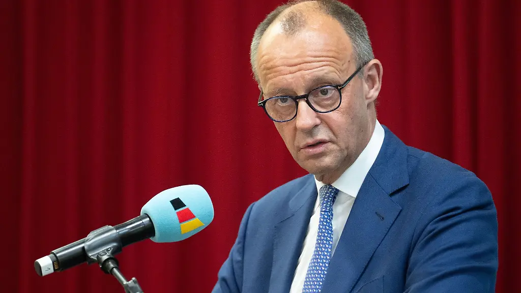 Der-CDU-Bundesvorsitzende-Friedrich-Merz-spricht-im-Rahmen-des-Europawahlkampfes-in-der-Kulturhalle-in-Hanau-Steinheim