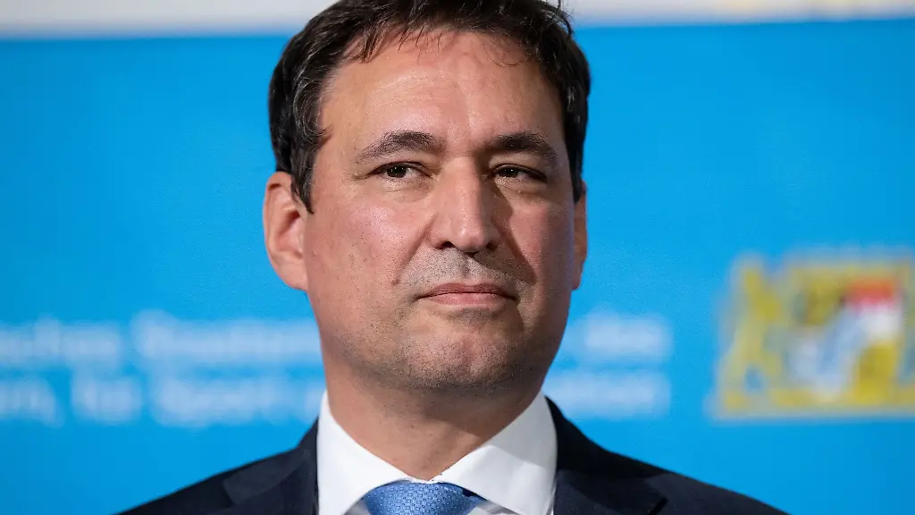 Georg-Eisenreich-CSU-Justizminister-von-Bayern-nach-einer-Konferenz