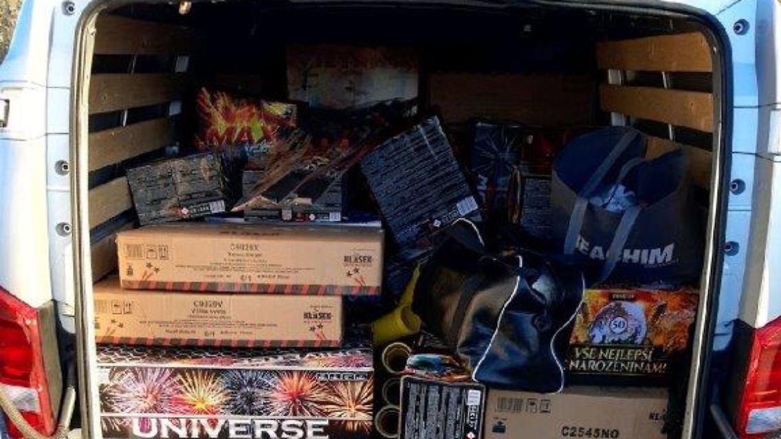 Fahrer und Beifahrer des Kleintransporters sagten, sie seien in Tschechien gewesen und wollten zurück in die Niederlande. Mit dabei hatten sie hochexplosive Fracht.