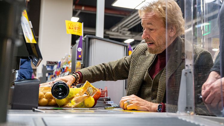 Thomas Gottschalk plauderte mit den Kunden und animierte sie, ihren Kaufbetrag aufzurunden.