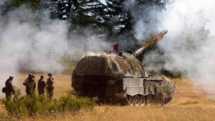 Die auch in der Ukraine eingesetzte Panzerhaubitze 2000 bei einem Übungseinsatz der Bundeswehr.