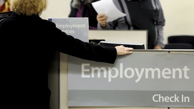 Eine Frau lässt sich in einem Jobcenter in New York von einem Mitarbeiter beraten. (Symbolbild)