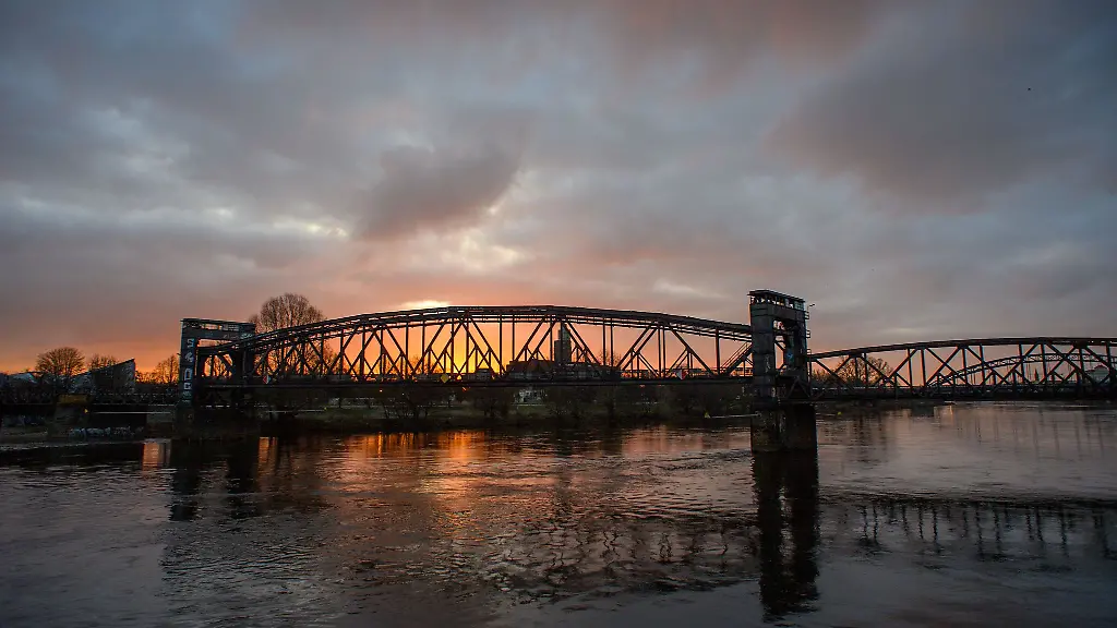 Die-Sonne-geht-hinter-der-Hubbruecke-auf