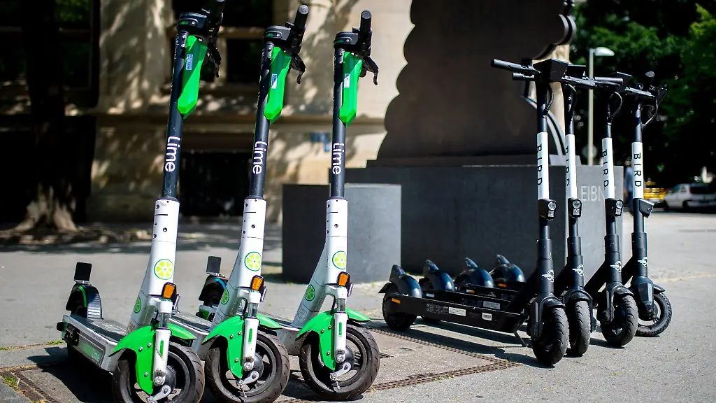 E-Scooter-der-Elektro-Tretroller-Sharing-Anbieter-Lime-und-Bird-stehen-in-der-Innenstadt
