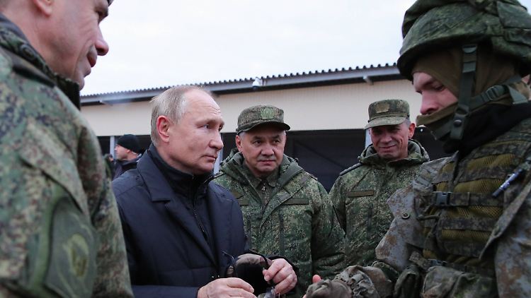 Putin im Mantel, rechts von ihm Verteidigungsminister Sergej Schoigu: Öffentlich wird Putin bislang von der Kritik am Krieg, der nicht Krieg heißen darf, ausgenommen.