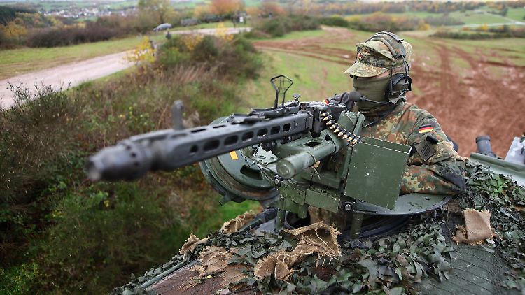 Ein Bundeswehrsoldat bei einer Übung nahe Kaiserslautern (Archivbild).