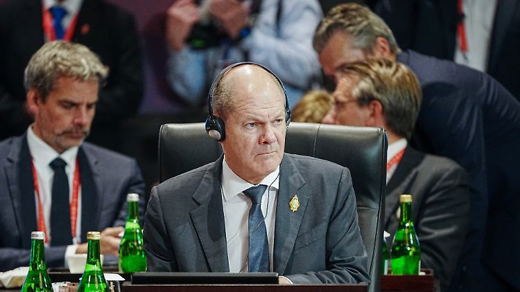 Der Kanzler und sein Sprecher Hebestreit auf dem G20-Gipfel auf Bali. 