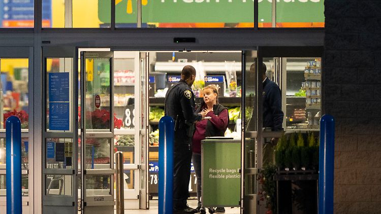 Die Polizei befragte nach der Schießerei im Supermarkt Zeugen.