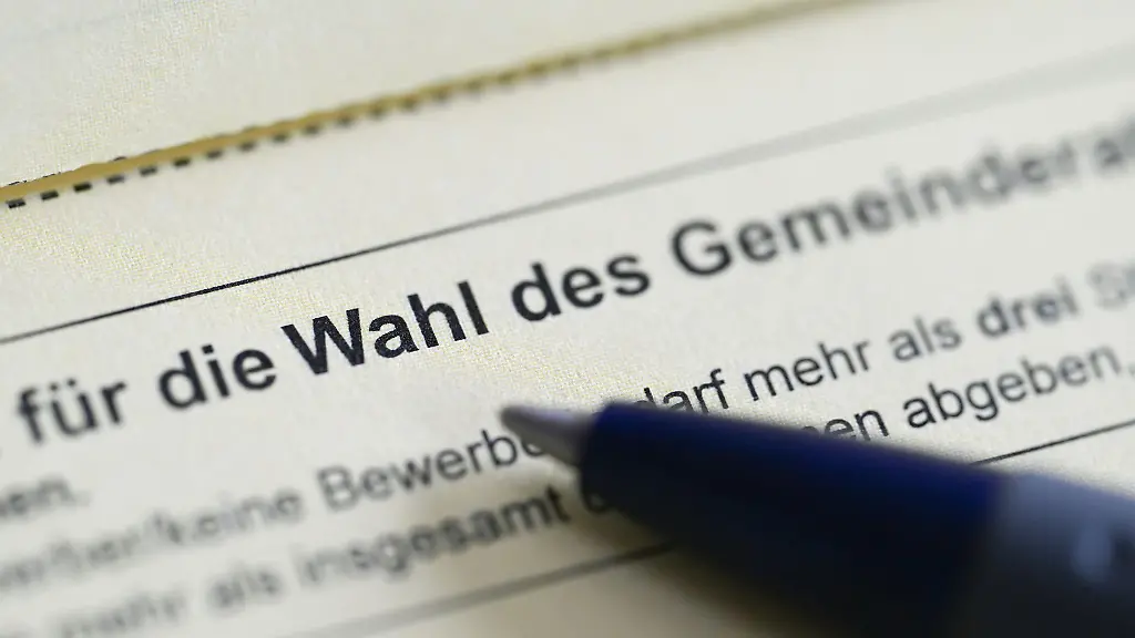 Ein-Stimmzettel-fuer-die-Wahl-der-Vertreter-im-Gemeinderat-liegt-auf-einem-Tisch