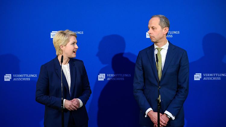 Die Vorsitzenden des Vermittlungsausschusses, Manuela Schwesig (l, SPD), und Hendrik Hoppenstedt (CDU), verkünden beim Bürgergeld eine Einigung. 