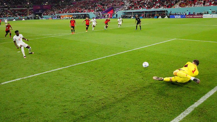 Davies schießt, doch Courtois hält.