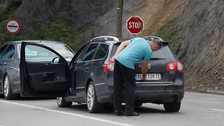Die rund 10.000 kosovarischen Serben sollen nach dem Willen der kosovarischen Regierung nicht mehr mit serbischem Kennzeichen fahren.