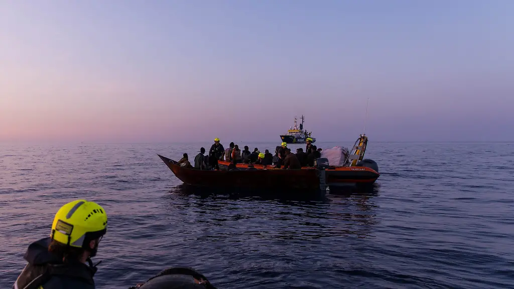 Auf-diesem-Boot-haben-Seenotretter-des-Rettungsschiffs-Humanity-1-der-Organisation-SOS-Humanity-ein-totes-Baby-geborgen