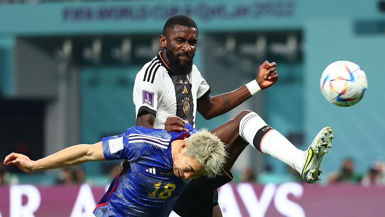 Antonio Rüdiger bearbeitete Takuma Asano in zahlreichen Situationen.