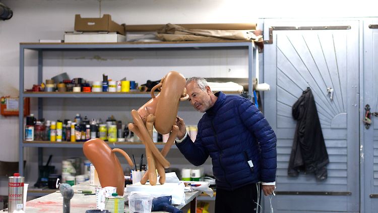Erwin Wurm bei der Arbeit in seinem Atelier.