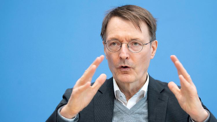 Lauterbach kritisierte die Überlegung Bayerns und Schleswig-Holsteins, in wenigen Wochen die Maskenpflicht im öffentlichen Nahverkehr abzuschaffen.
