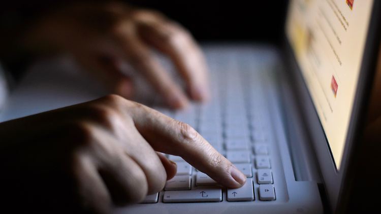 Über die iSpoof-Website konnten Betrüger ihre Telefonnummern so aussehen lassen, als riefen sie von Banken, Finanzämtern oder anderen staatlichen Einrichtungen an.