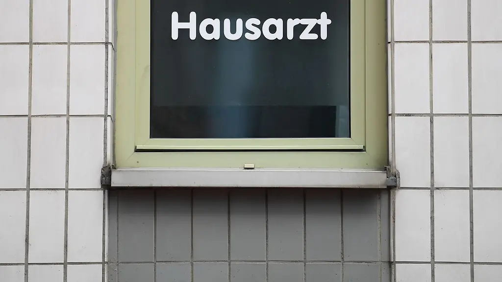Das-Wort-Hausarzt-ist-mit-Klebebuchstaben-am-Fenster-einer-Arztpraxis-in-Frankfurt-angebracht