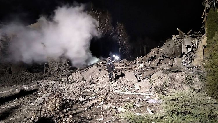 Ein Grauen, auch ohne den Einsatz von Chemiewaffen: Ukrainische Rettungskräfte nach der Zerstörung einer Entbindungsklinik in der Region Saporischschja.