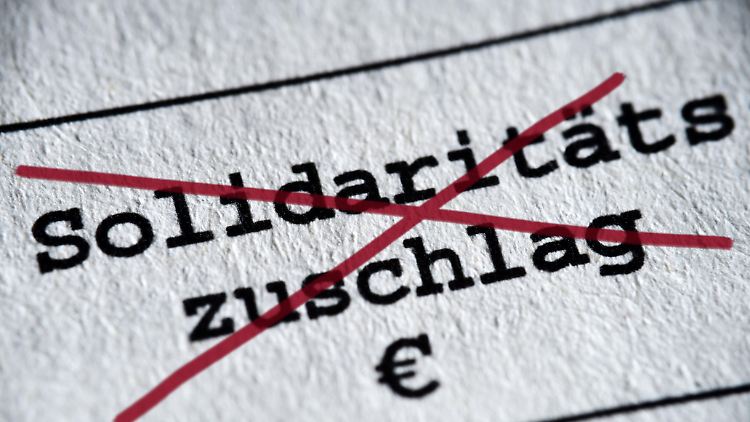 "Der Solidaritätszuschlag ist mittlerweile durch die Hintertür eine Reichensteuer geworden", meint der Bund der Steuerzahler. 