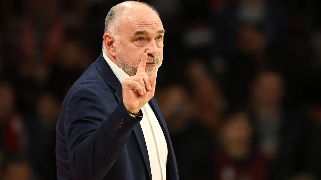 Muenchens-Trainer-Pablo-Laso-am-Spielfeld