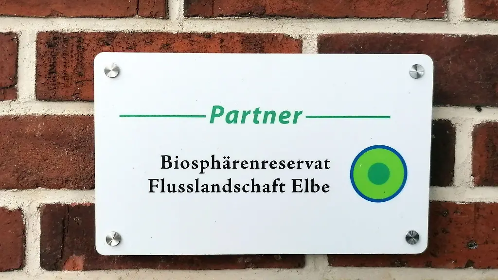 Beispielspielbeschilderung-fuer-die-Partnerinitiative-im-Cafe-AnneElbe-im-Storchendorf-Wahrenberg-im-Biosphaerenreservat-Mittelelbe-der-aktuell-44-Betriebe-angehoeren