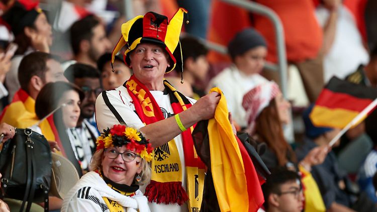 Deutsche Fans jubelten im Khalifa Stadion gegen Japan vergebens.