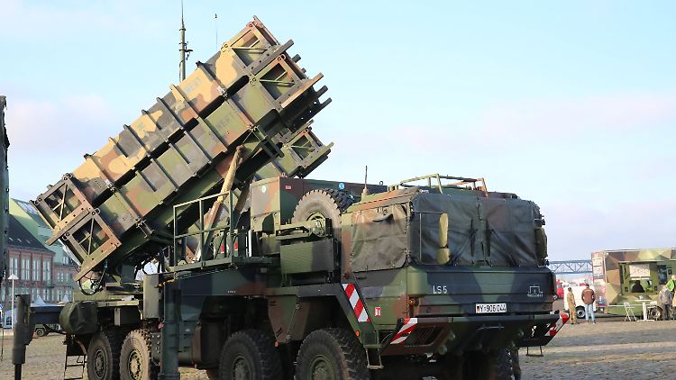 Im Stadthafen der Hansestadt Rostock steht ein Patriot-Flugabwehrsystem der Bundeswehr.