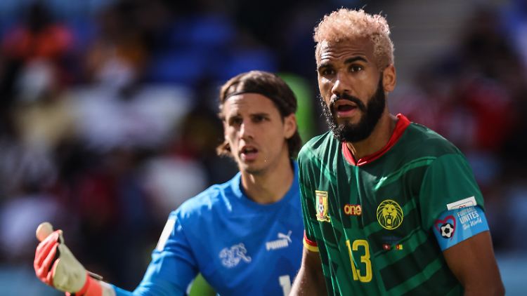 Yann Sommer (hinten) verhinderte das erste WM-Tor von Eric Maxim Choupo-Moting.